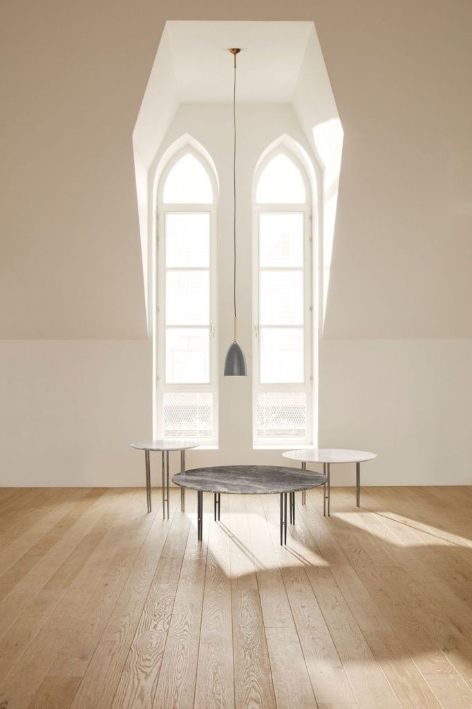 Столик IOI Side Table Round White Carrara Marble Black Ø50