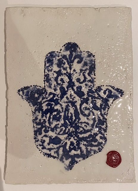 Панно керамическое Синяя ладонь на белом фоне 25х19