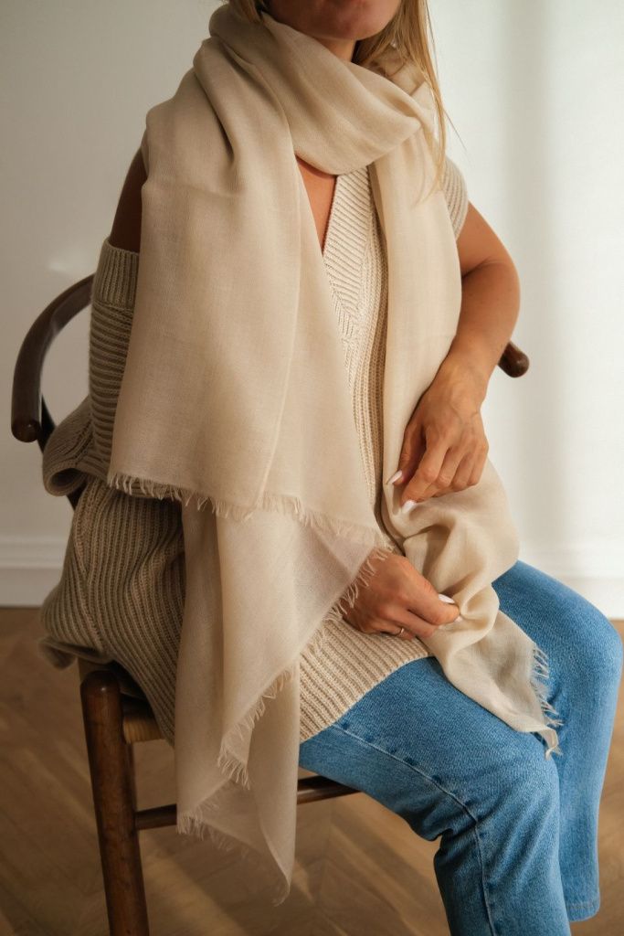 Кашемировый палантин Кайлаш ручной работы в цвете песочный