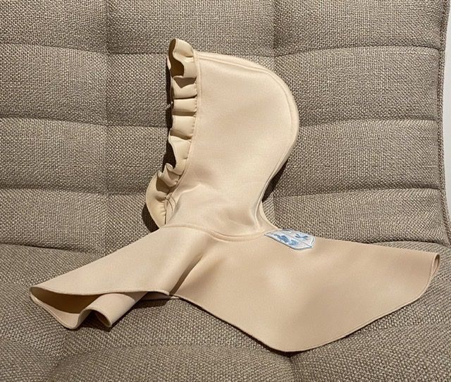 Капюшон с оборкой бежевый