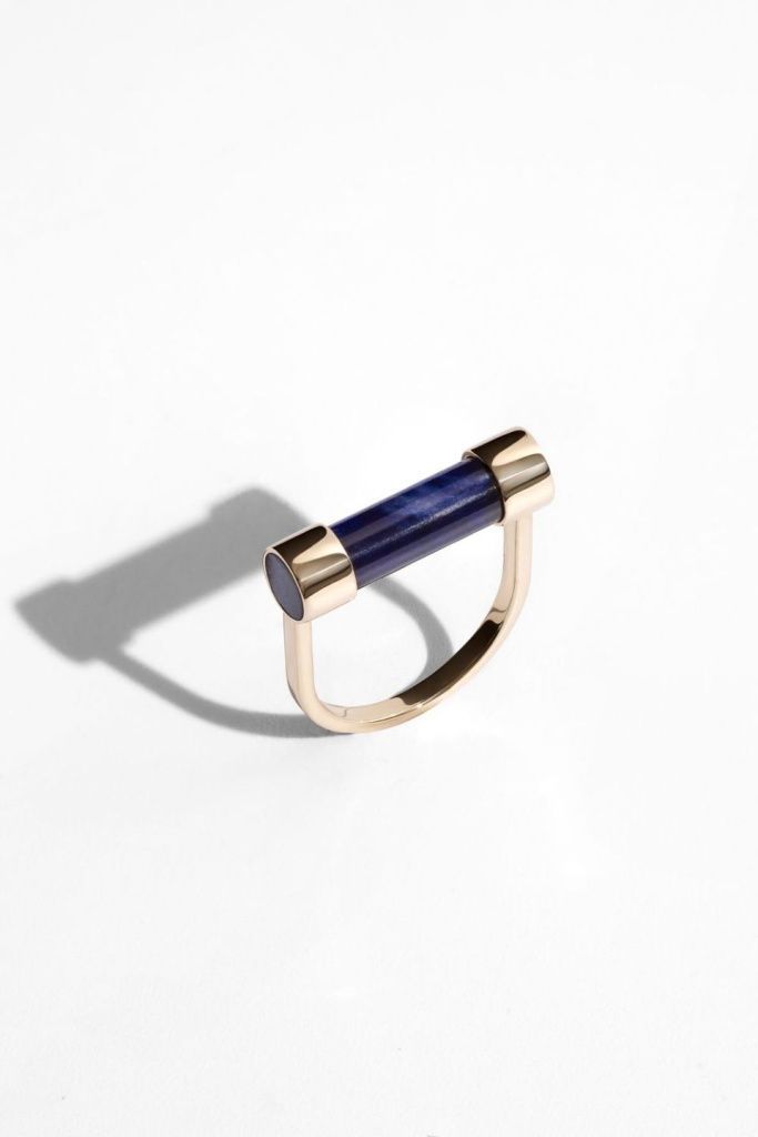 17 Кольцо Уна из золота с содалитом