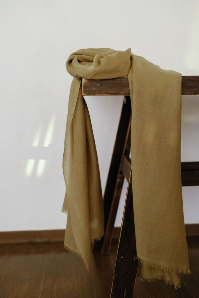 Кашемировый палантин Кайлаш ручной работы в цвете оливковый