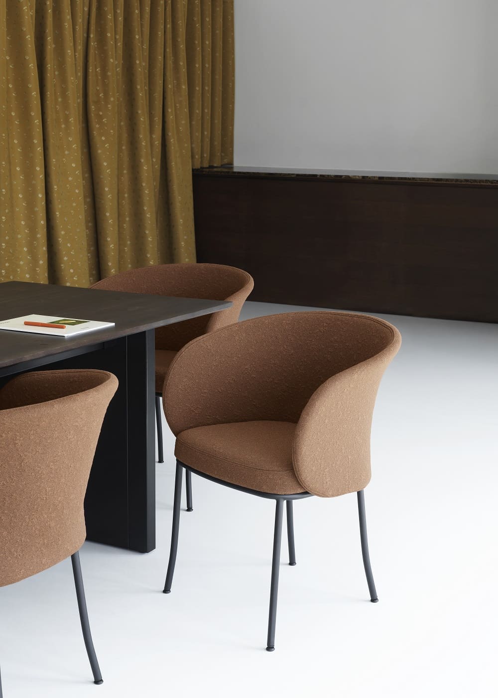 Стул Knit Armchair Black Steel Brandy