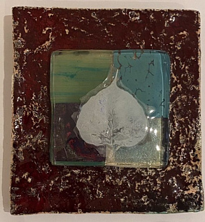 Панно керамическое Лист белый на бордовом фоне 19х19