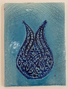 Панно керамическое Синий гранат на ярко голубом фоне 25х19