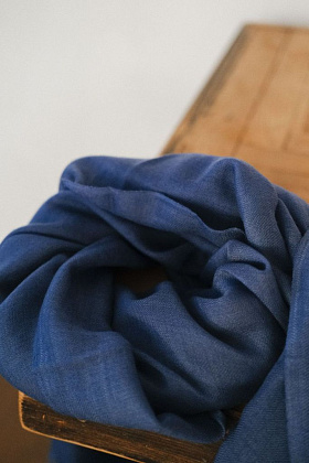 Кашемировый палантин Кайлаш ручной работы в цвете синий океан