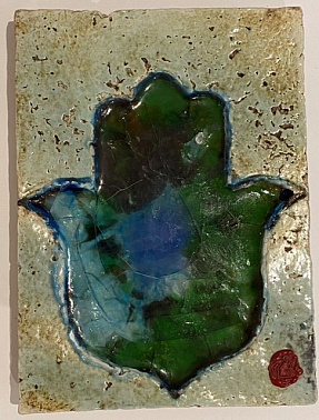 Панно керамическое Рука зелёная на серебряном фоне 25х19