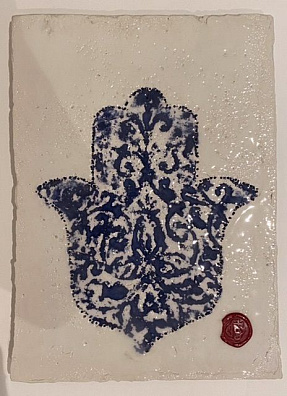 Панно керамическое Синяя ладонь на белом фоне 25х19