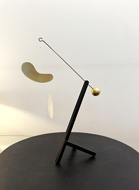 Момо черный Настольный мобиль