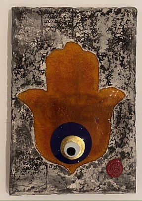 Панно керамическое Ладонь оранжевая  С глазом 25х19