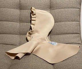 Капюшон с оборкой бежевый