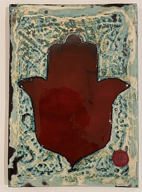 Панно керамическое Ладонь Красная на голубом  фоне 25х19