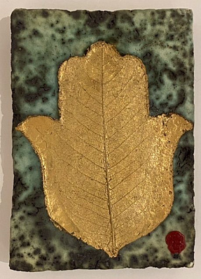 Панно керамическое Ладонь Золотая на зелёном фоне 25х19